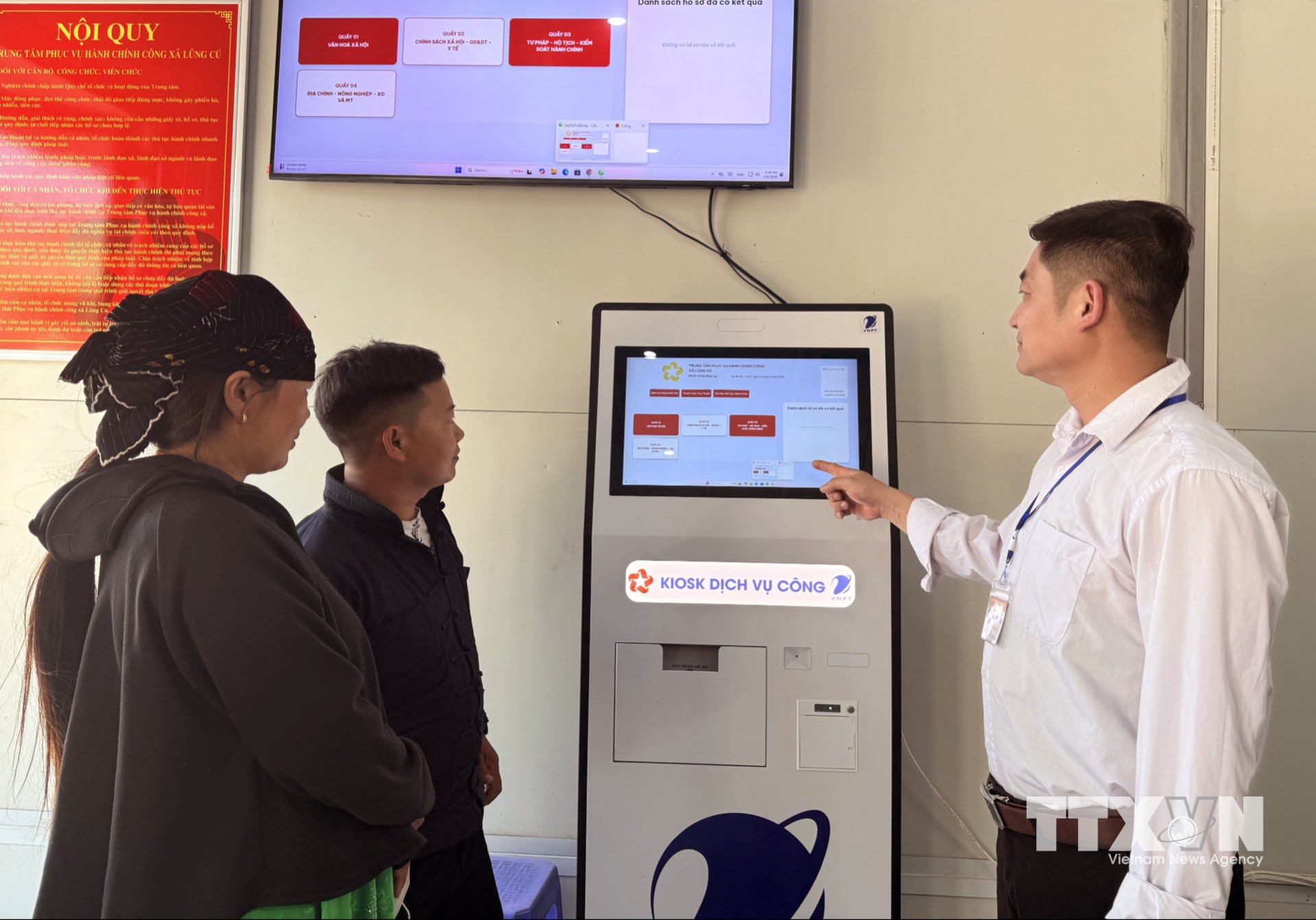 Cán bộ xã biên giới Lũng Cú (Tuyên Quang) hướng dẫn cho người dân thực hiện thủ tục hành chính qua công nghệ số. (Ảnh: Đức Thọ/TTXVN)